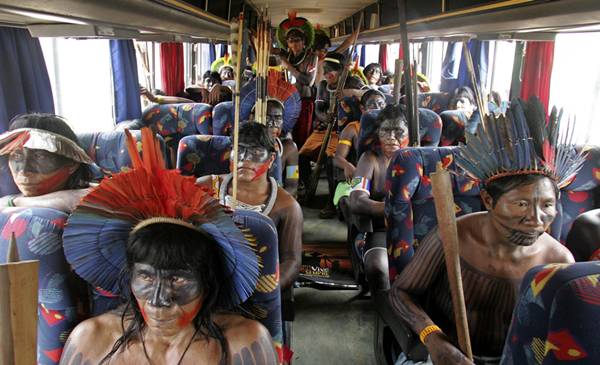 indiens en bus prostestation pour un barrage sur la rivière xingu